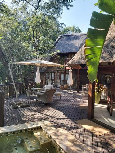 Dreamy 3 bedroom villa on the edge of the Sabie River in Kruger Park Lodge