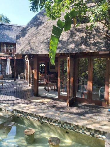 Dreamy 3 bedroom villa on the edge of the Sabie River in Kruger Park Lodge