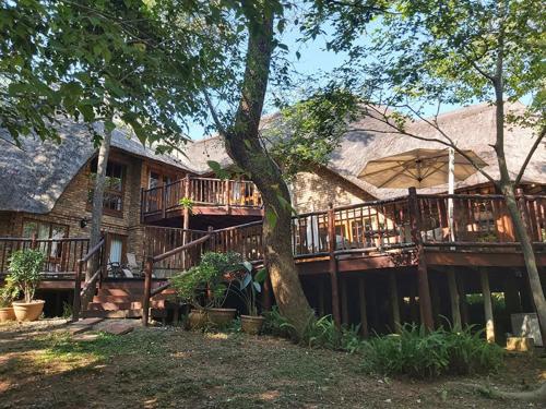 Dreamy 3 bedroom villa on the edge of the Sabie River in Kruger Park Lodge