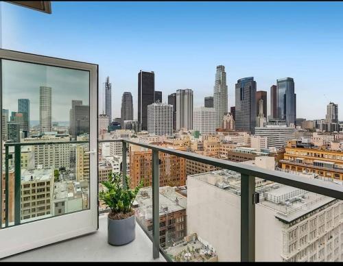 High Rise 3 Bedroom Sleeps 9 Walk to Cripto Arena in 20 Minutes in Los Angeles, USA