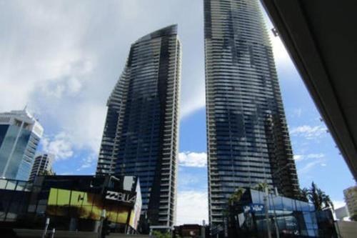 Circle on cavill riverview apartment - Tap to explore photos