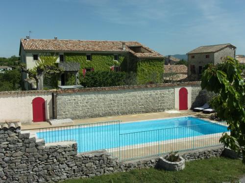 Gîtes de charme la FENIERE, 105 m2, 3 ch dans Mas en pierres, piscine chauffée, au calme, sud Ardèche - Location saisonnière - Joyeuse