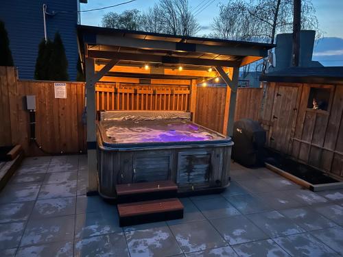 Elite Upper Deck Suites l Lake front with hot tub