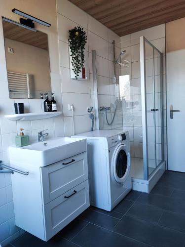 淋浴間, ☆ Like @ home *☆ moderne Wohnung in Oberottmarshausen ☆ Netflix in 柯尼希斯布倫