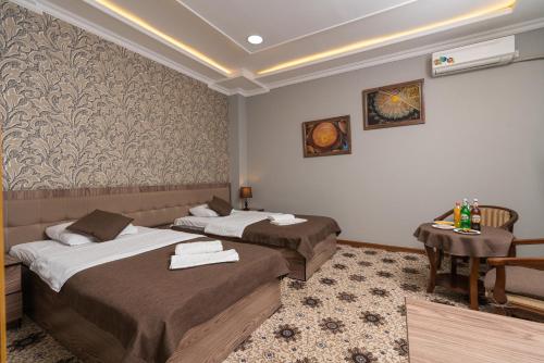 2 twin beds