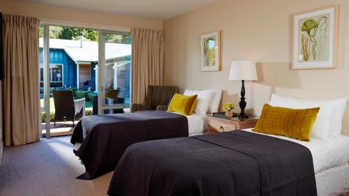 Deluxe Double Room with Side Sea View
