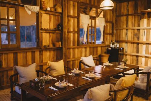 Restaurant, sangkaew house in Mae Lao