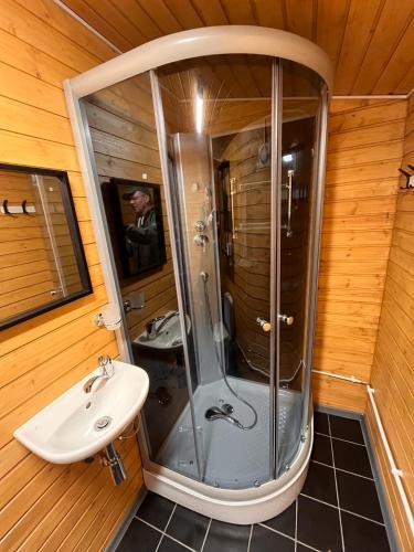 Zuhanyzó, Katase Tiny House, Secluded Beachfront Cabin on Lake Peipus in Kauksi