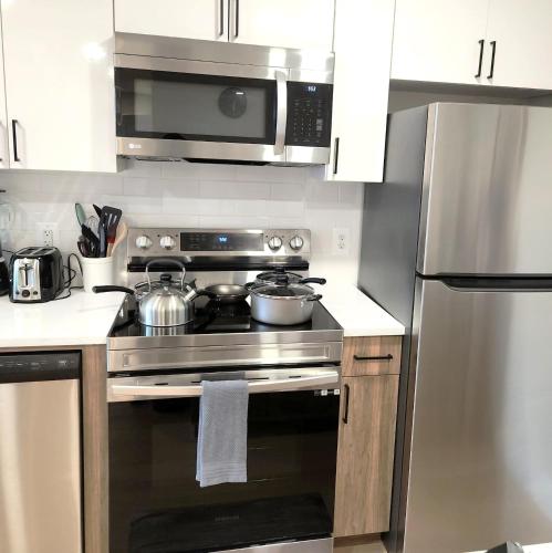 Konyha, Cozy King Suite in the heart of Towson in Towson