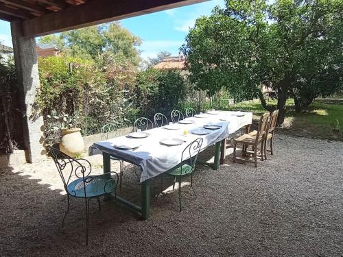 Maison calme de village, clim et jardin ombragé