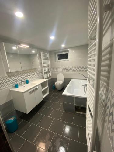 Chalupa pod sjezdovkou in ชวาเลซ