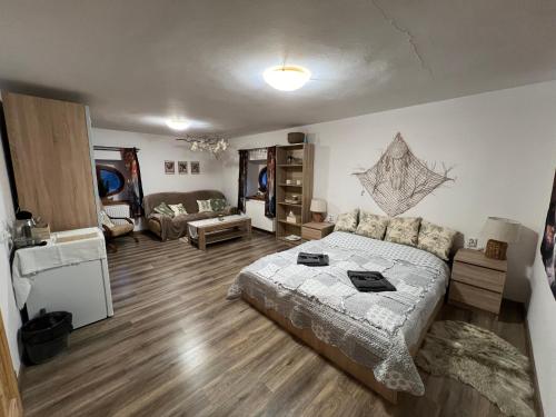 1 queen bed, 1 sofa bed