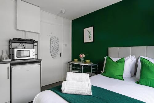 Livestay Affordable En-Suite Studio Rooms in London, N14