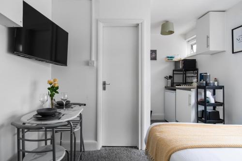 Livestay Affordable En-Suite Studio Rooms in London, N14