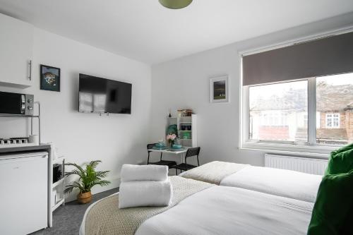 Livestay Affordable En-Suite Studio Rooms in London, N14
