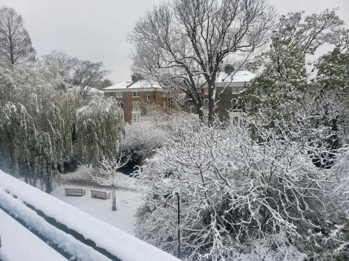 Riverside apartment in Islington