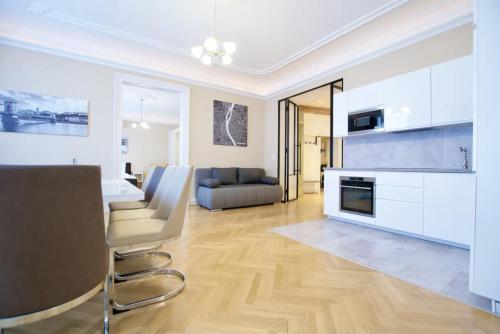 Premium Apartment by Hi5 - Ferenciek tere - 3 BDR, Budapest