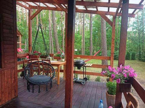 . Leśna chatka nad rzeką