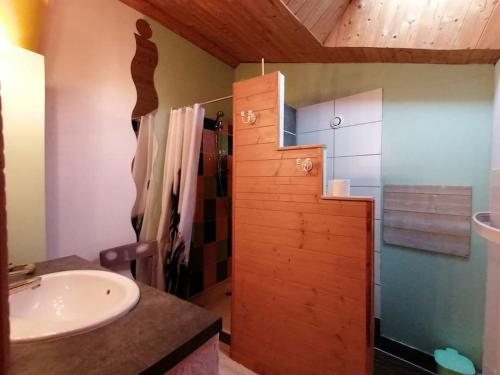 Vannas istaba, Grand studio avec vu sur château (Grand studio avec vu sur chateau) in Mirefleurs