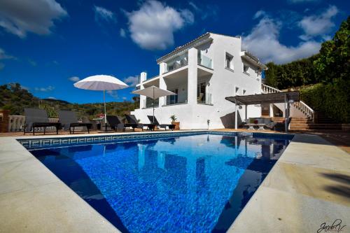 Exquisite and Modern villa near beach with Heated pool!