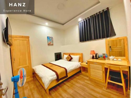 Standard Double Room image 6