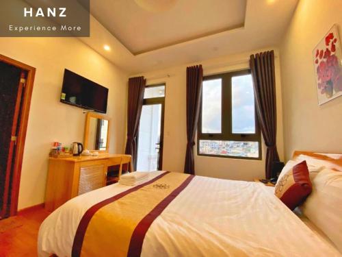 Deluxe Double Room with Balcony image 8