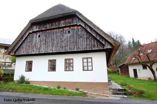 A szálláshely kívülről, Dormouse House in Slovenia in Grahovo