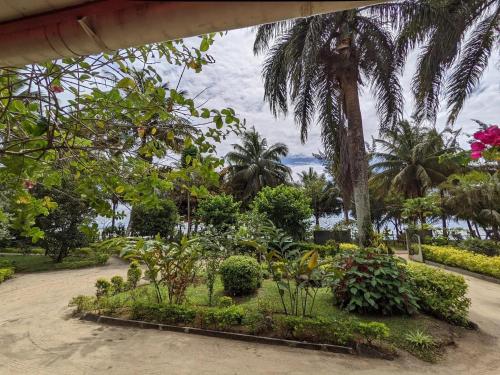 Сад, Charming house with sea view in Foulpointe + Enclosed garden. in Foulpointe