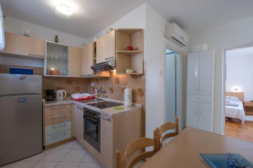 Apartments Lovorik - image 4