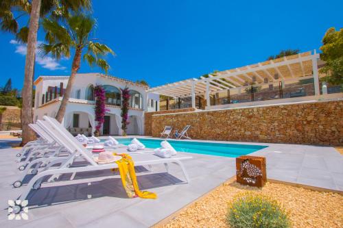 Villa El Palmeral by Abahana Villas