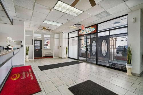 Econo Lodge Inn & Suites in Waterloo, USA