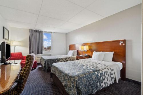 Econo Lodge Inn & Suites in Waterloo, USA