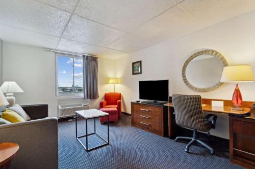 Econo Lodge Inn & Suites - image 8
