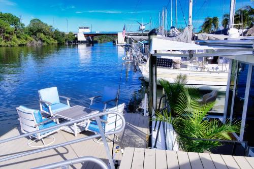 Brand New House Boat Stunning Views and Resort Amenities in Merritt Island, USA