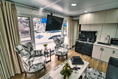 Brand New House Boat Stunning Views and Resort Amenities in Merritt Island, USA