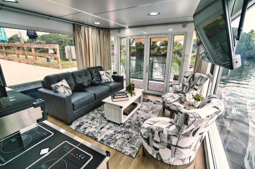 Brand New House Boat Stunning Views and Resort Amenities in Merritt Island, USA