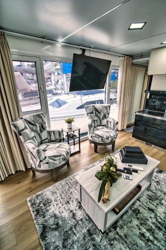 Brand New House Boat Stunning Views and Resort Amenities in Merritt Island, USA