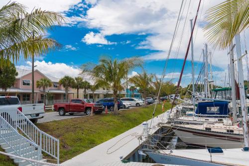 Brand New House Boat Stunning Views and Resort Amenities