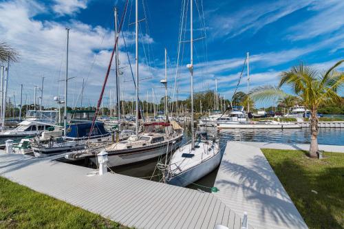 Brand New House Boat Stunning Views and Resort Amenities
