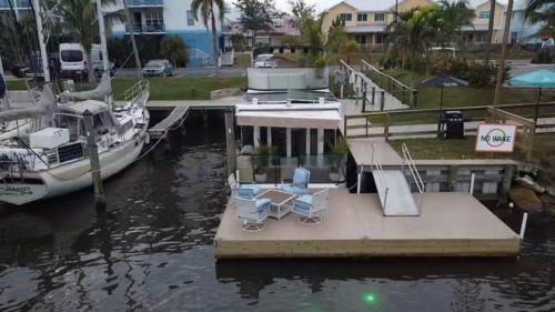 Brand New House Boat Stunning Views and Resort Amenities