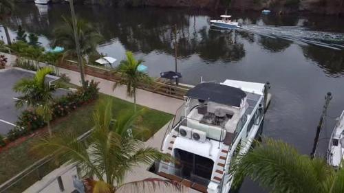 Brand New House Boat Stunning Views and Resort Amenities