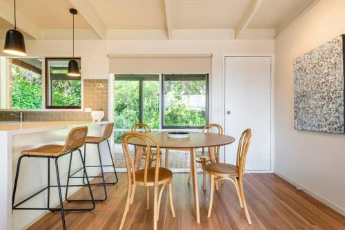 Beach cottage, 4 mins to sea with spacious garden in Capel Sound