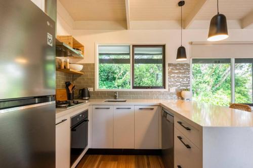 Beach cottage, 4 mins to sea with spacious garden in Capel Sound