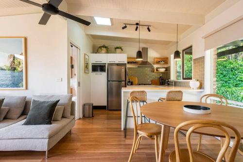 Beach cottage, 4 mins to sea with spacious garden in Capel Sound