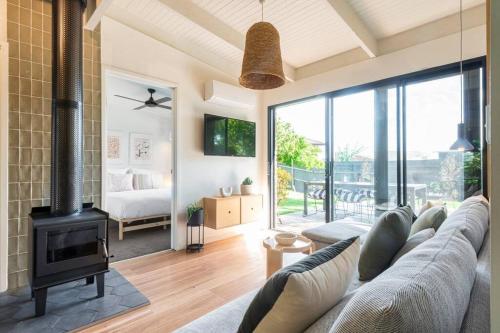 Beach cottage, 4 mins to sea with spacious garden in Capel Sound