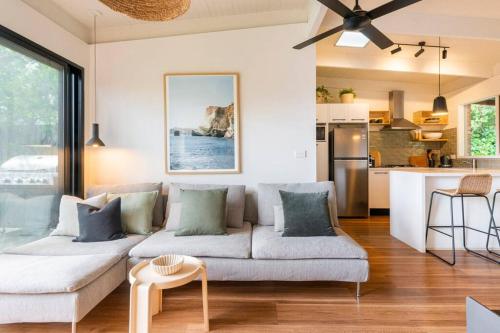 Beach cottage, 4 mins to sea with spacious garden in Capel Sound