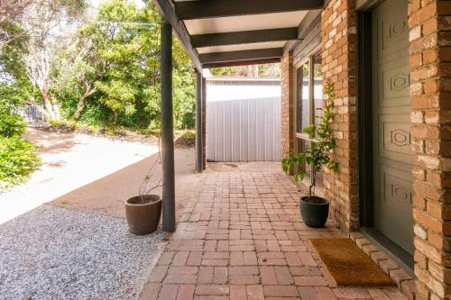 Beach cottage, 4 mins to sea with spacious garden in Capel Sound