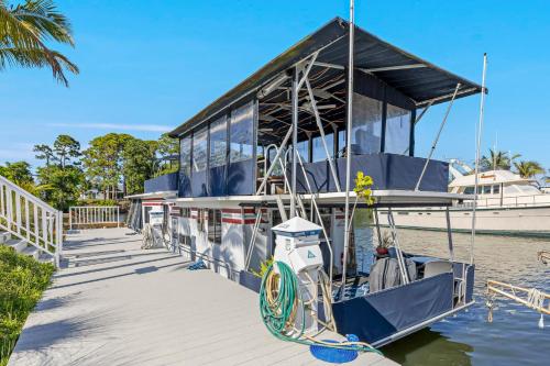 Pura Vida - Cape Crossing Resort and Marina