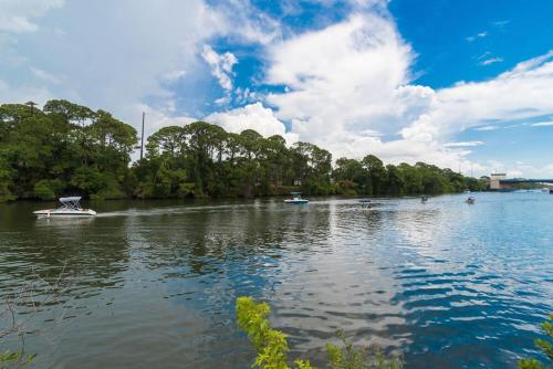 Pura Vida - Cape Crossing Resort and Marina