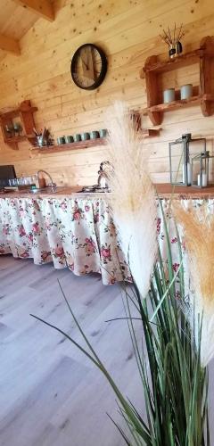Chatka na Wzgórzu, Jacuzzi, Staw z możliwością łowienia ryb, Cisza, Spokój (Chatka na Wzgorzu, Jacuzzi, Staw z mozliwoscia lowienia ryb, Cisza, Spokoj) in Барчево